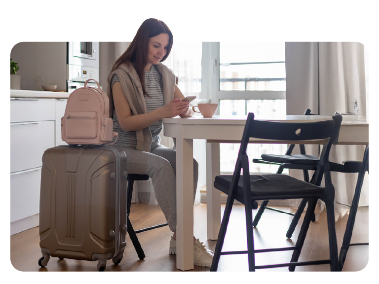 Viajera haciendo el check-in desde su casa