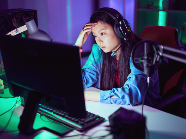 Gamer con cara de preocupación frente a la pantalla de su ordenador
