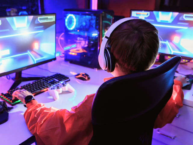 Gamer menor de edad jugando a videojuegos