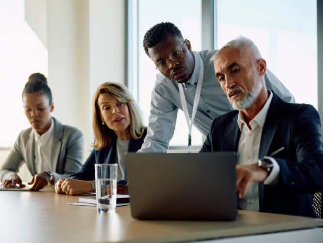 Equipo de trabajo observando la pantalla de un portátil