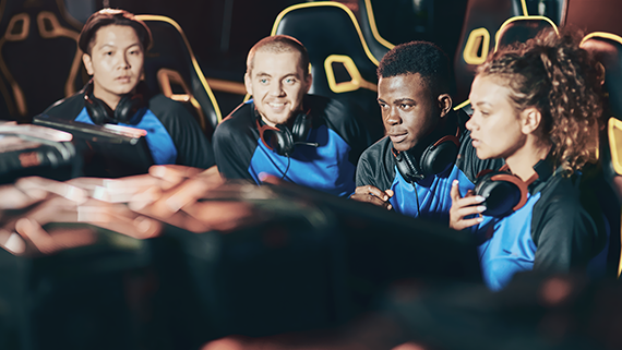 Un equipo de jugadores e-sports sentados en sus sillas de gaming
