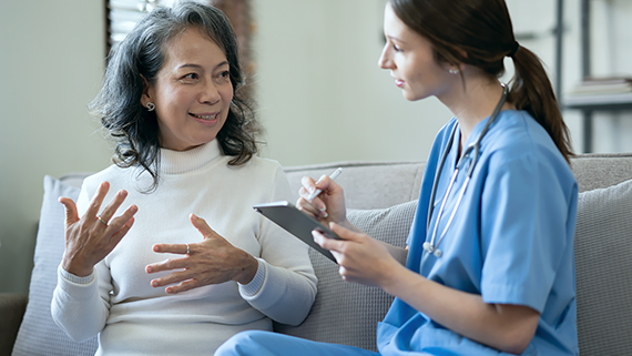 Doctora y paciente hablando