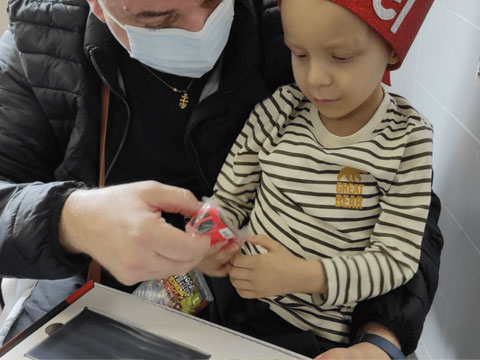 Un voluntario de Facephi con Daniel, un niño con una grave enfermedad