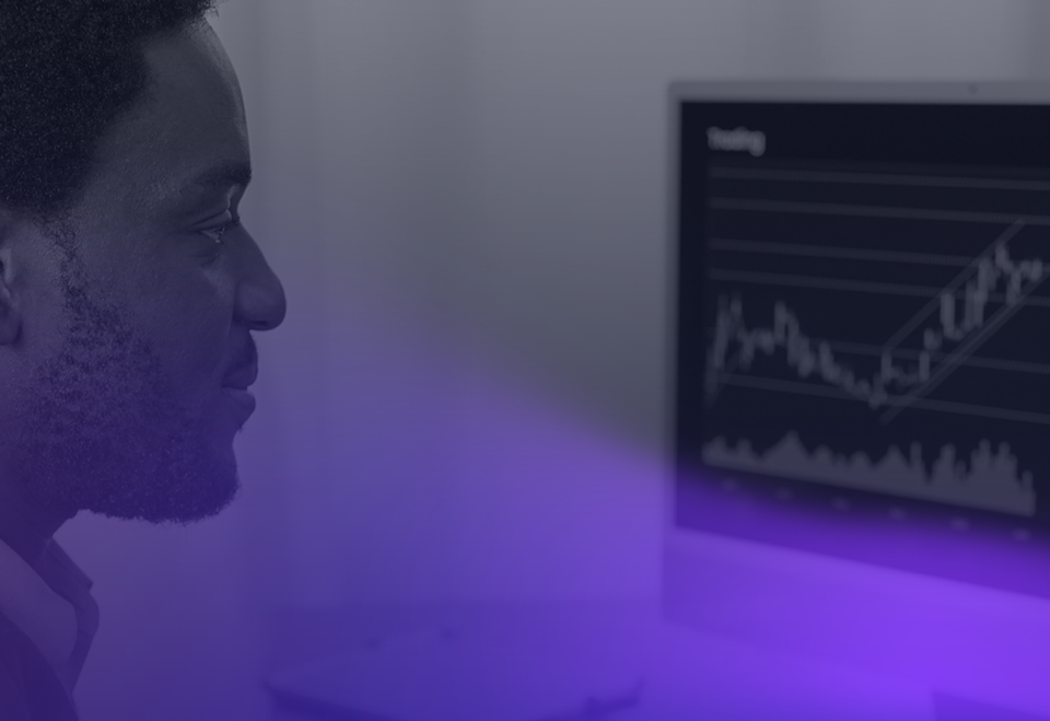 Usuario observando en su ordenador de escritorio la evolución de los mercados financieros