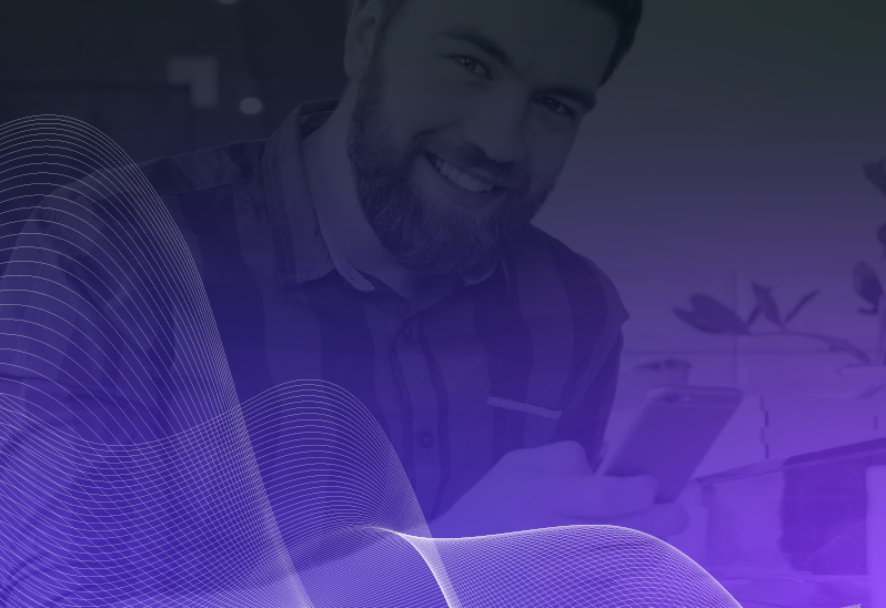 Usuario con un dispositivo móvil en la mano