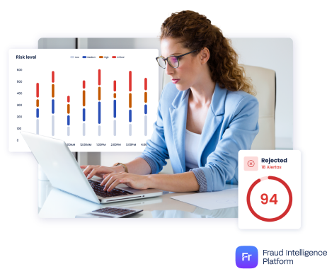 Usuaria con portátil trabajando con la plataforma Fraud Intelligence Platform