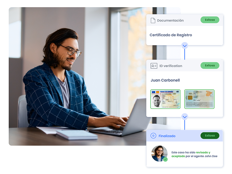 Usuario verificando su identidad desde el portátil con las soluciones de Facephi