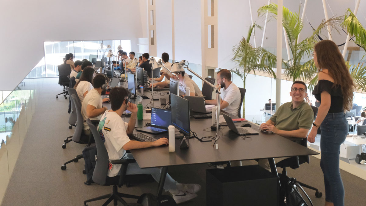 Parte del equipo de Facephi trabajando en las oficinas centrales de Alicante