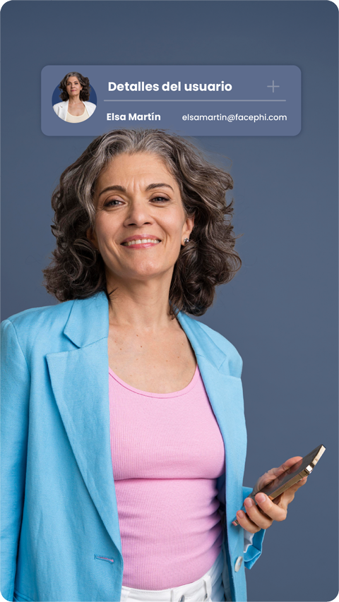 Usuaria de mediana edad mirando a cámara