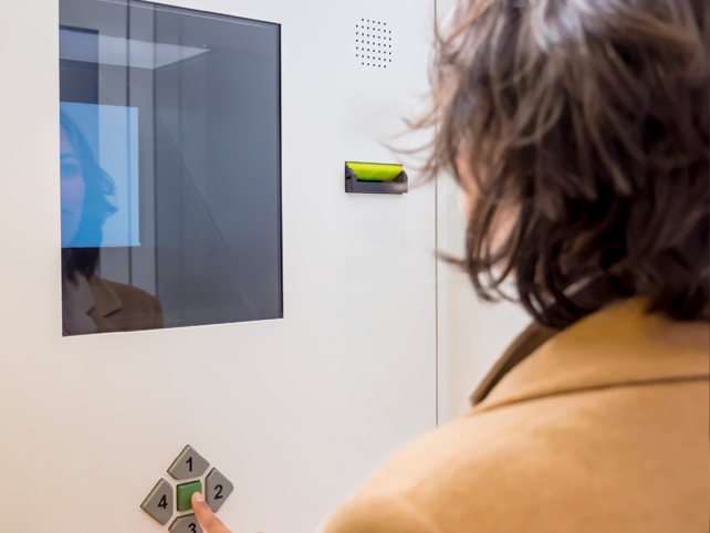 Usuaria frente a kiosko de tickets