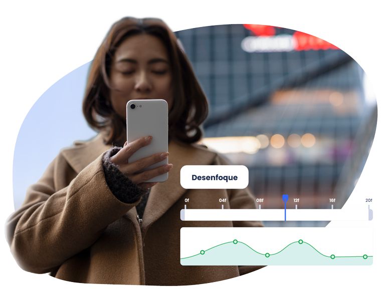 Usuaria observando el móvil. Una gráfica superpuesta muestra el proceso de verificación