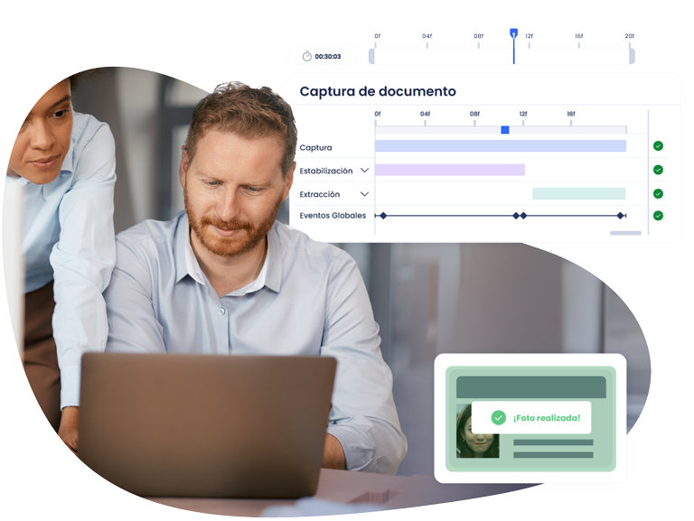 Dos usuarios observan un portátil mientras se lleva a cabo la captura de un documento