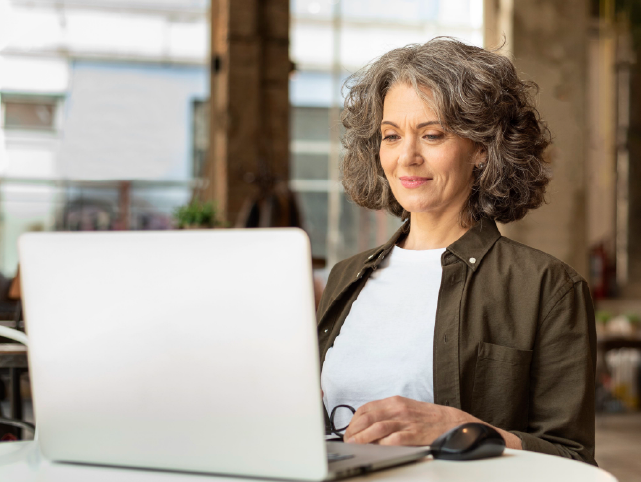 Usuaria frente al ordenador