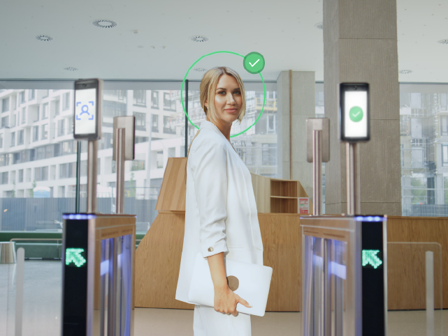 Usuaria tras superar un control de acceso con biometría