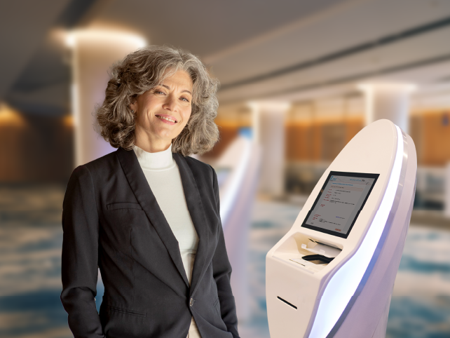 Mujer junto a máquina de citas