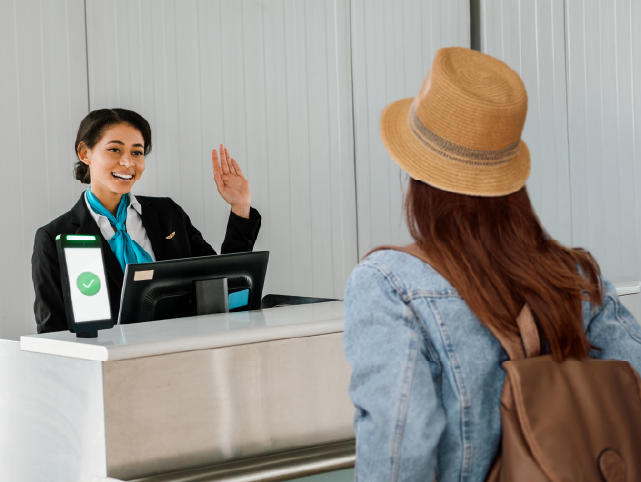 Viajera frente a azafata de tierra tras hacer correctamente el check-in