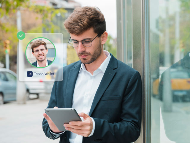 Usuario con tablet autenticando en Teso Wallet