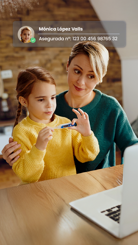Una madre y su hija (ésta con un termómetro en la mano) frente a un portátil. Una ventana flotante muestra que la madre se ha autenticado a través de su seguro