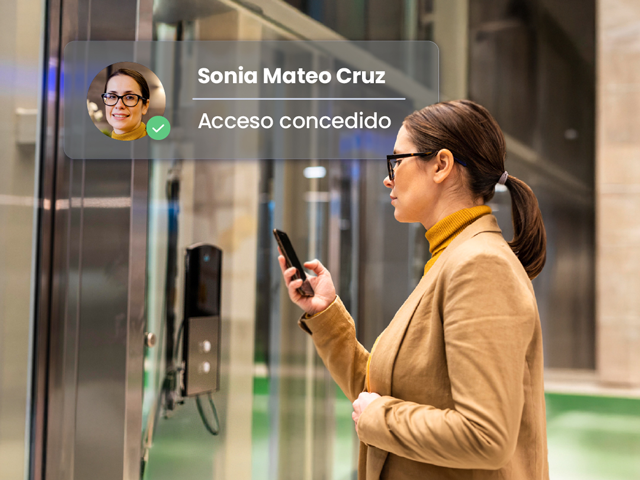 Usuaria autenticando su identidad a través de su móvil