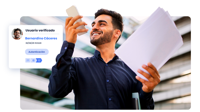 Usuario con documentación en una mano y el dispositivo móvil en la otra