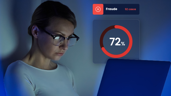 Mujer navegando por internet con portátil. Una gráfica muestra el fraude