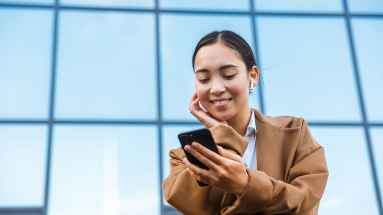 Usuaria consultando su telefono móvil