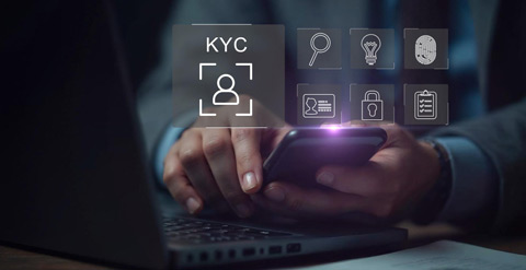 Usuario con el portátil y el móvil haciendo operaciones